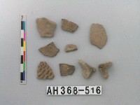 藏品(灰色夾砂陶片碎片)的圖片